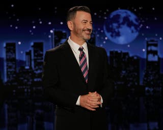 Jimmy Kimmel betreedt het podium toen zijn show dinsdagavond terugkeerde naar ABC